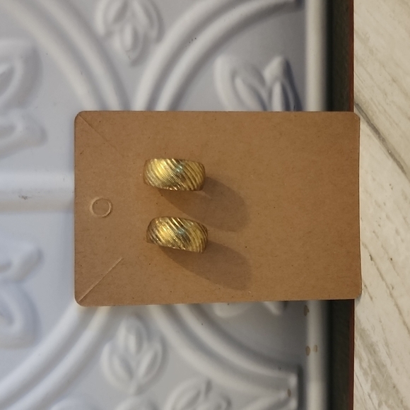 💍3 for $15-Small Goldtone hoop earrings - Picture 2 of 9